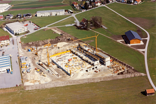 1991 wird das Druckzentrum in Salzburg errichtet